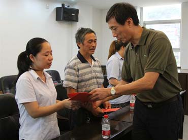 省總工會(huì)黨組書記、副主席陳震一行到順昌虹潤精密儀器有限公司慰問困難職工